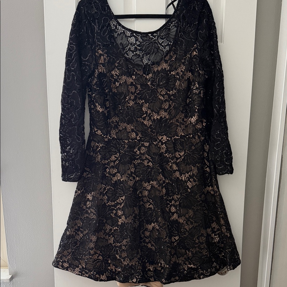 B. Smart Elegant Black and Tan Floral Lace Dress